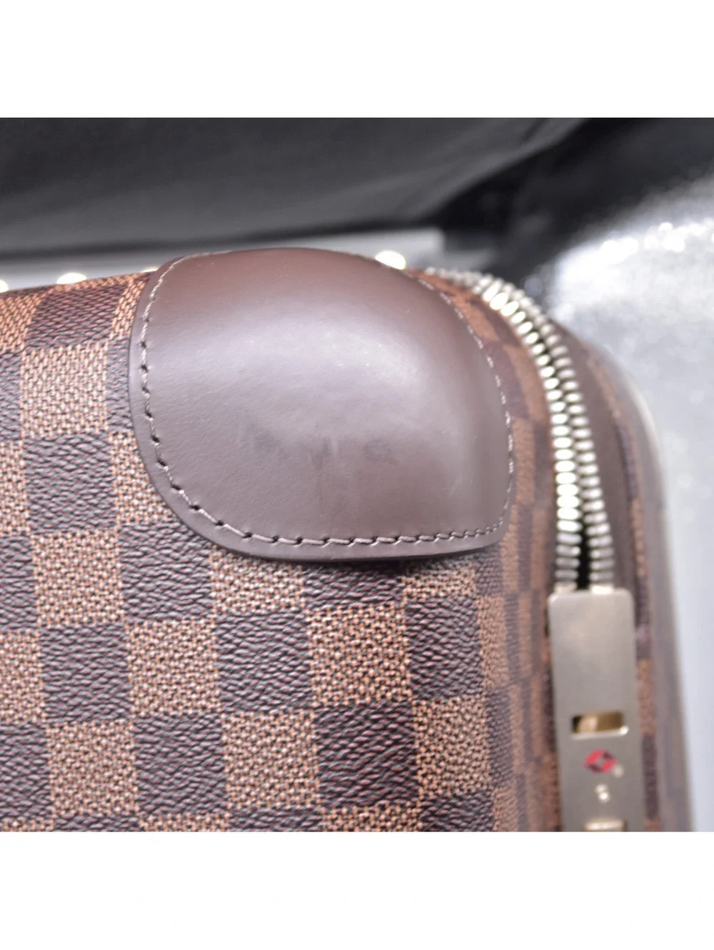 Louis Vuitton exterior excellent